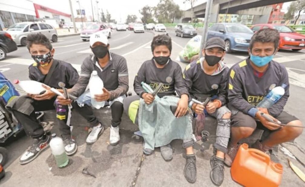 Entre gritos y trucos, vida retorna a cruceros viales