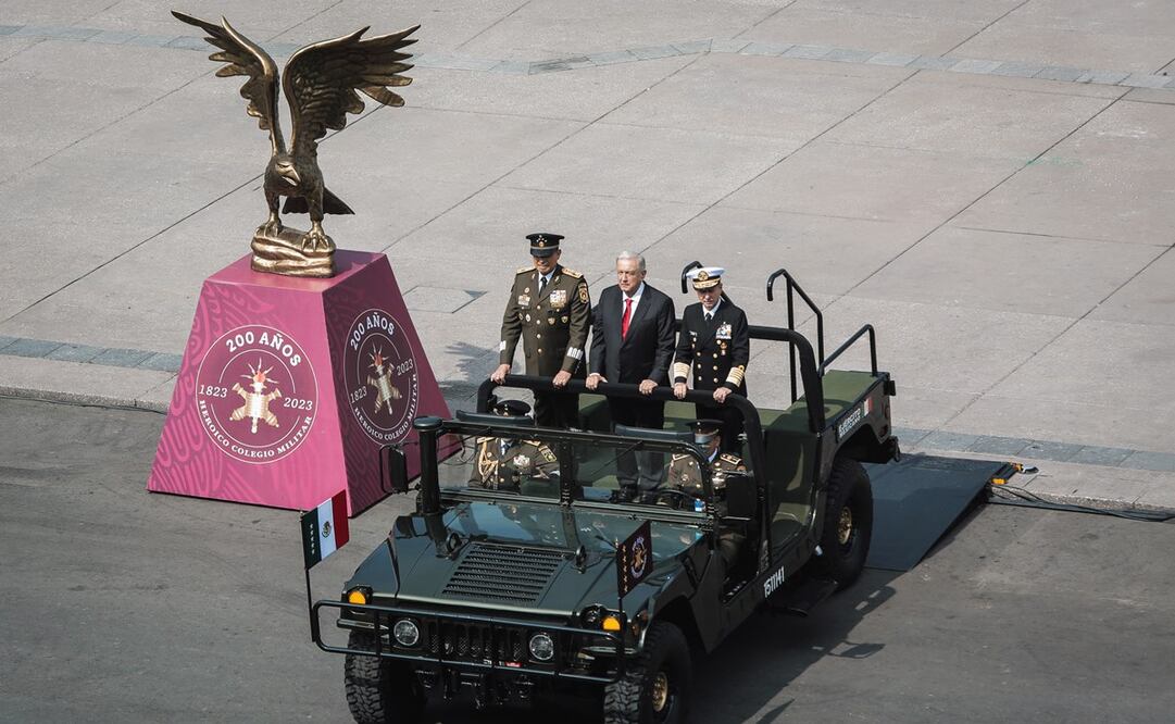 Presidente Andrés Manuel López Obrador acompañado de los titulares de Sedena y Marina el Desfile por el 213 aniversario de la Independencia de México. Foto: Twitter @lopezobrador_