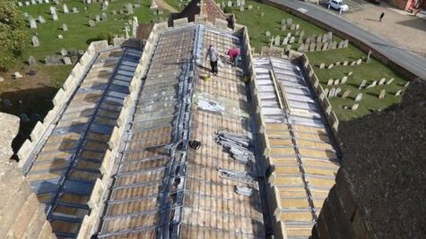 Los "audaces" ladrones que se robaron todo el techo de una iglesia en Inglaterra