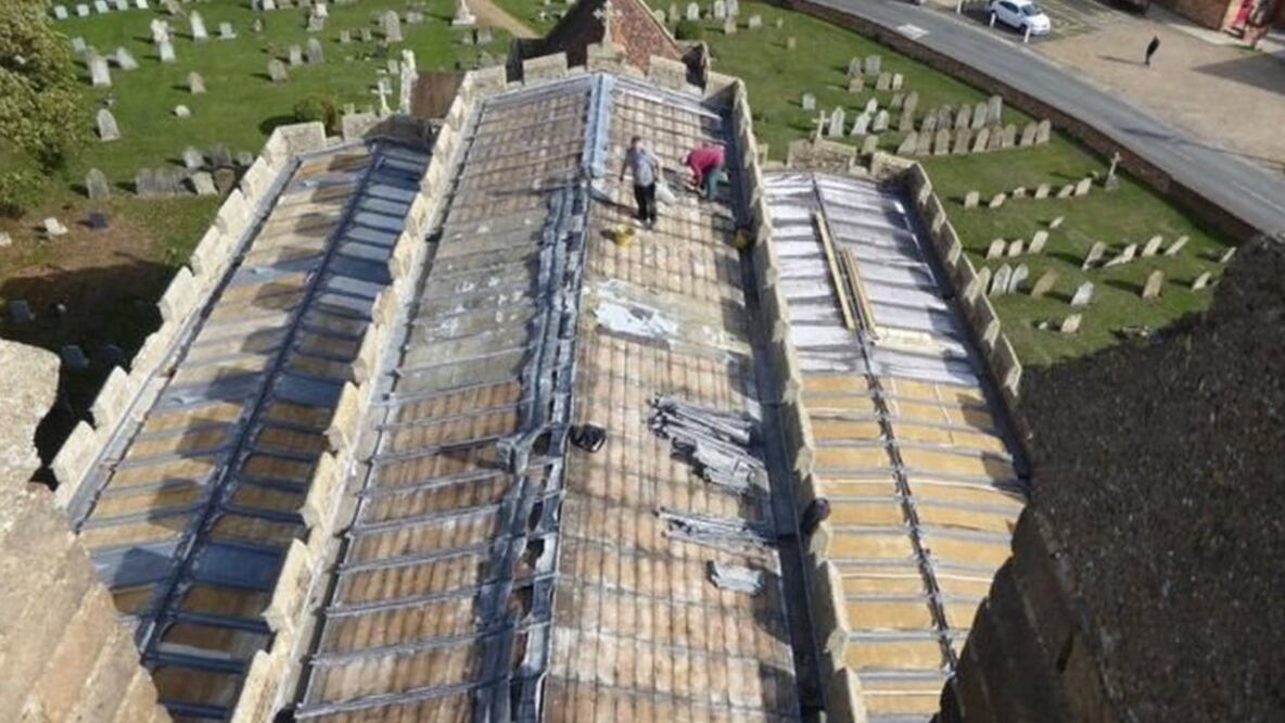 El robo fue descubierto el martes y las autoridades creen que los ladrones se hicieron pasar por comerciantes para conseguir acceso al techo (Foto: GARY MUDD / BBC)