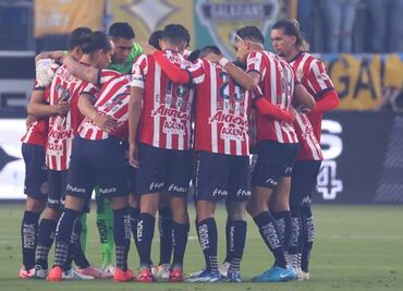 Chivas vive su mundo, muy aparte de todo