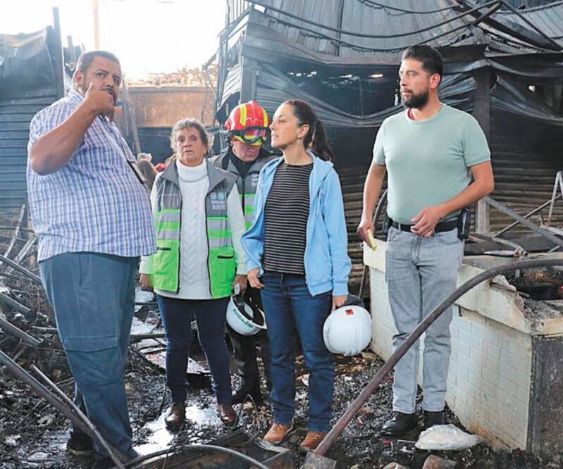 La jefa de Gobierno, Claudia Sheinbaum, recorrió las instalaciones del mercado de La Merced y se comprometió a apoyar a los afectados. ESPECIAL