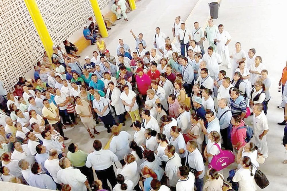 En los hospitales estatales de especialidades, los sindicalizados se declararon en paro de brazos caídos, sólo se atendieron las áreas de urgencias, terapia intensiva y hospitalización. (LUMA LÓPEZ. EL UNIVERSAL) 