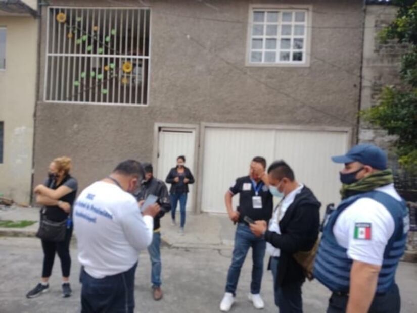 Niña intenta salvar a su gatito y queda atrapada en marquesina de un segundo piso en Neza