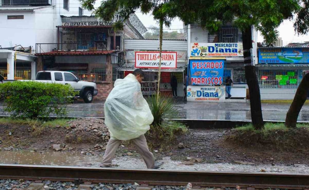 Las autoridades recomendaron no cruzar arroyos ni calles inundadas, ya sea a pie o en vehículo. Foto: Especial