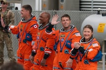 Los astronautas de Artemis II se colocan sus trajes espaciales para el despegue
