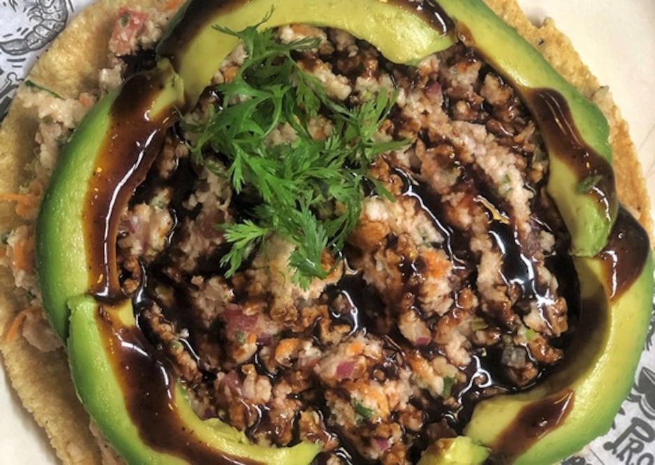 Tostada de ceviche en Mi Compa Chava.