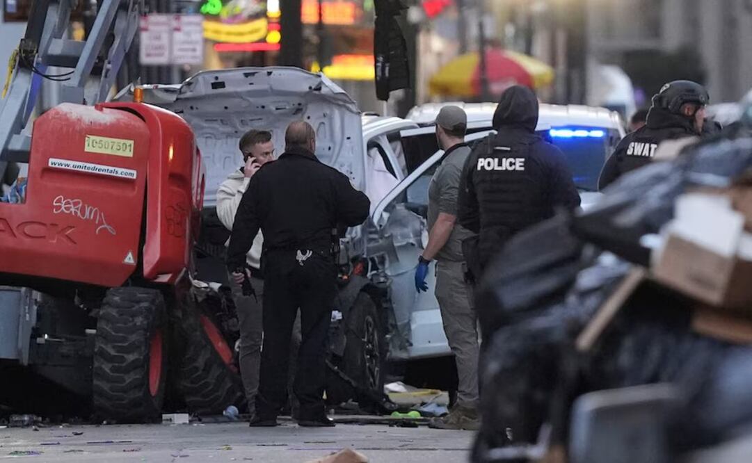 Un camión atropelló a la multitud congregada en Bourbon Street a gran velocidad, y luego el conductor se bajó y comenzó a disparar un arma, con la policía devolviendo el fuego. Foto: AP