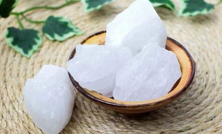 Aprende a utilizar la piedra de alumbre para producir colágeno de forma natural