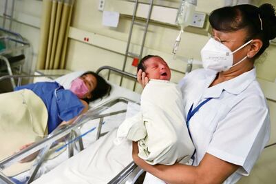 La enfermera Rosa María, una vida ligada a la maternidad