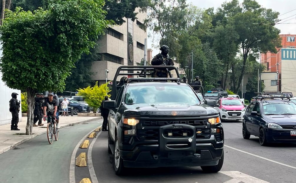 Elementos de seguridad en las afueras de la Fiscalía Especializada en Materia de Delincuencia Organizada (FEMDO) en CDMX (18/07/2026). Foto: Especial