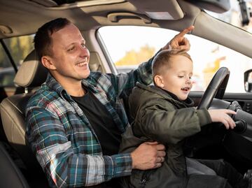 ¿De cuánto es la multa por llevar niños en el asiento delantero del auto?
