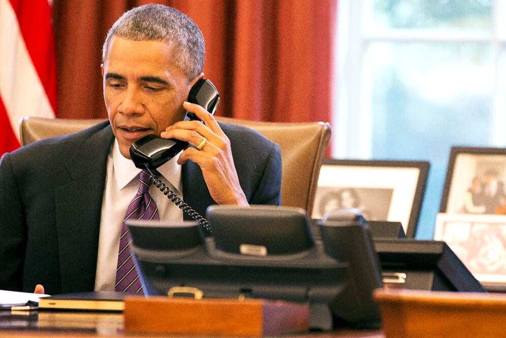 "Sé lo difícil que es criar a los niños y hacer lo correcto por ellos, y si no hubiera sido por mi madre, yo ciertamente no estaría aquí", dijo Obama en una llamada telefónica con una de las mujeres