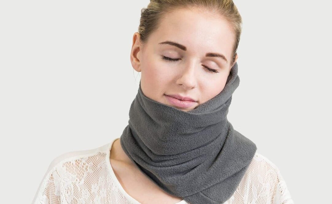 La almohada TRTL Pillow tiene un soporte oculto pero se enreda como una bufanda. Foto: TRTL