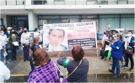 Extrabajadores del IMSS exigen a Hacienda pago de pensiones