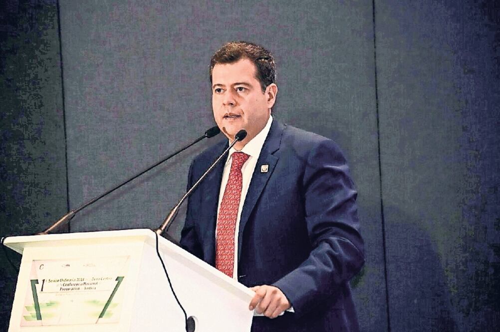 El jefe de Gobierno, José Ramón Amieva, dijo que explicaran a los choferes de unidades de alquiler los beneficios de usar las tabletas electrónicas. Foto: ARCHIVO EL UNIVERSAL