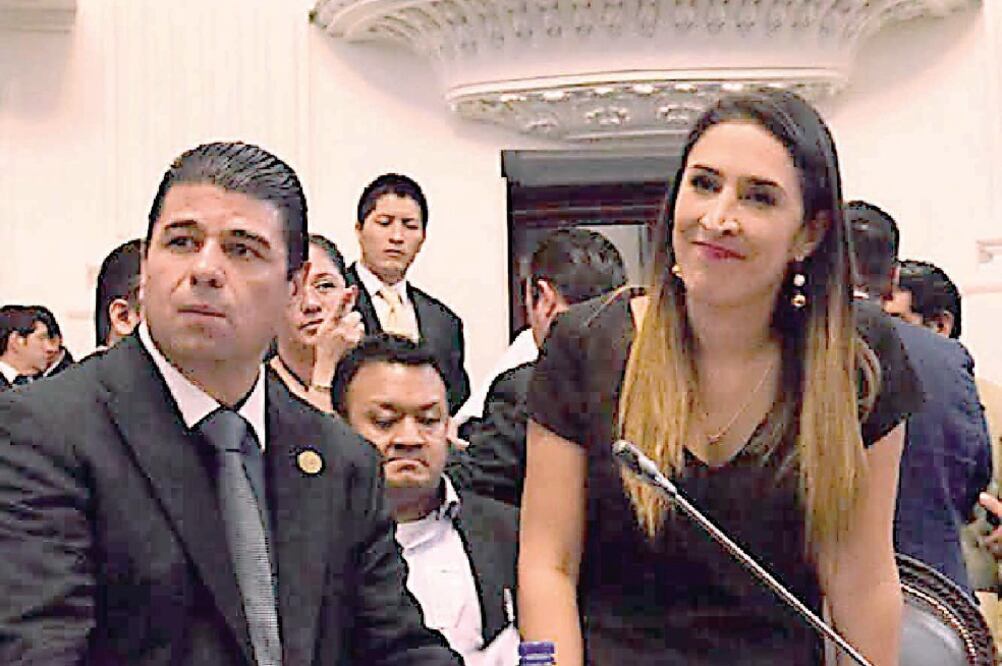 Los diputados Israel Betanzos Cortés y Mariana Moguel Robles, ayer durante la sesión donde el pleno de la ALDF aprobó la licencia a la legisladora (ESPECIAL)