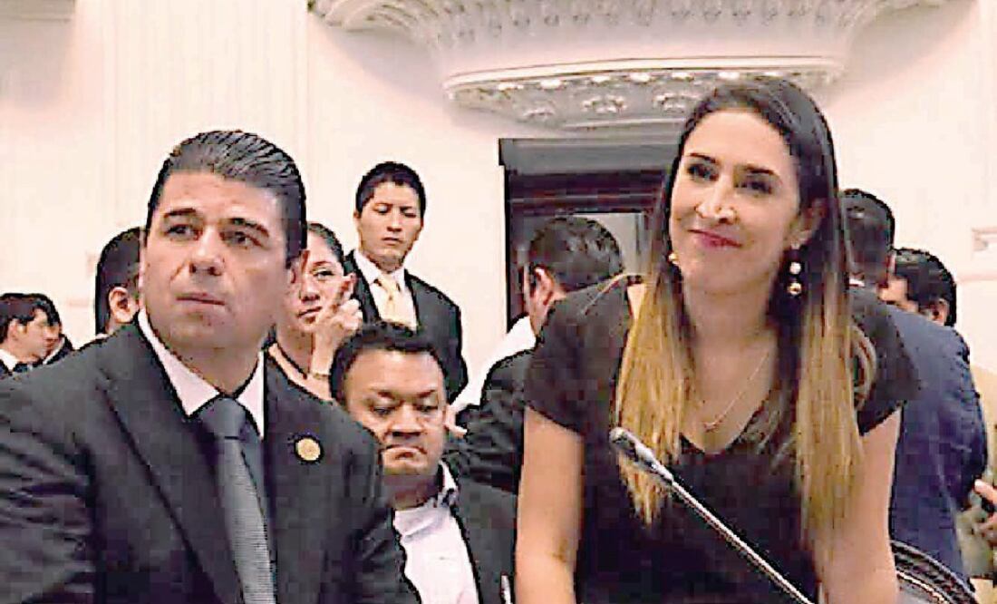Los diputados Israel Betanzos Cortés y Mariana Moguel Robles, ayer durante la sesión donde el pleno de la ALDF aprobó la licencia a la legisladora (ESPECIAL)