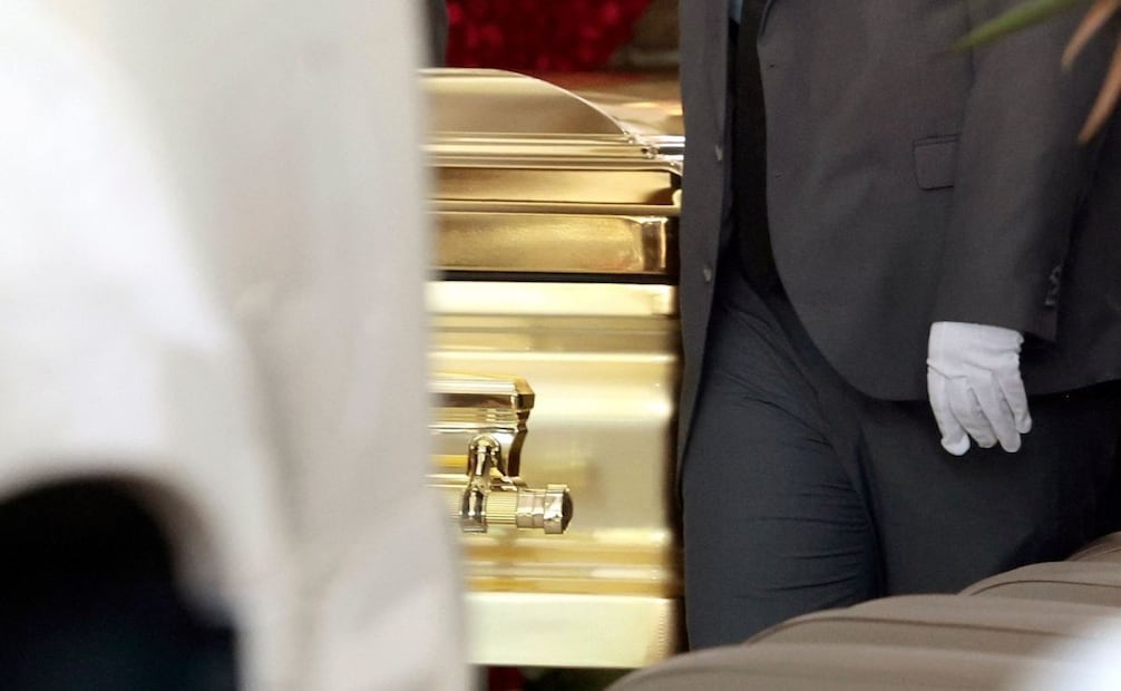 Llega ataúd con restos de "El Mencho" a panteón en Zapopan (02/03/2026). Foto: AFP