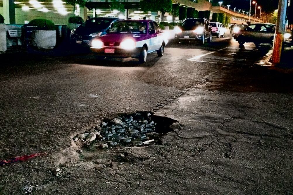 A través de la aplicación Bache 24 se atienden las demandas de los capitalinos para rehabilitar vialidades de las 16 delegaciones de la Ciudad (ARCHIVO EL UNIVERSAL)