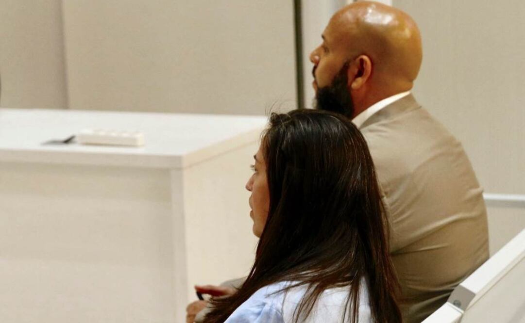 Aziz Zaghanane, a la derecha, y su esposa, Ana Marilú Reyna, asisten a su juicio en la Audiencia Nacional de Madrid, el martes 11 de junio de 2019. (Paco Campos/Pool Foto via AP)