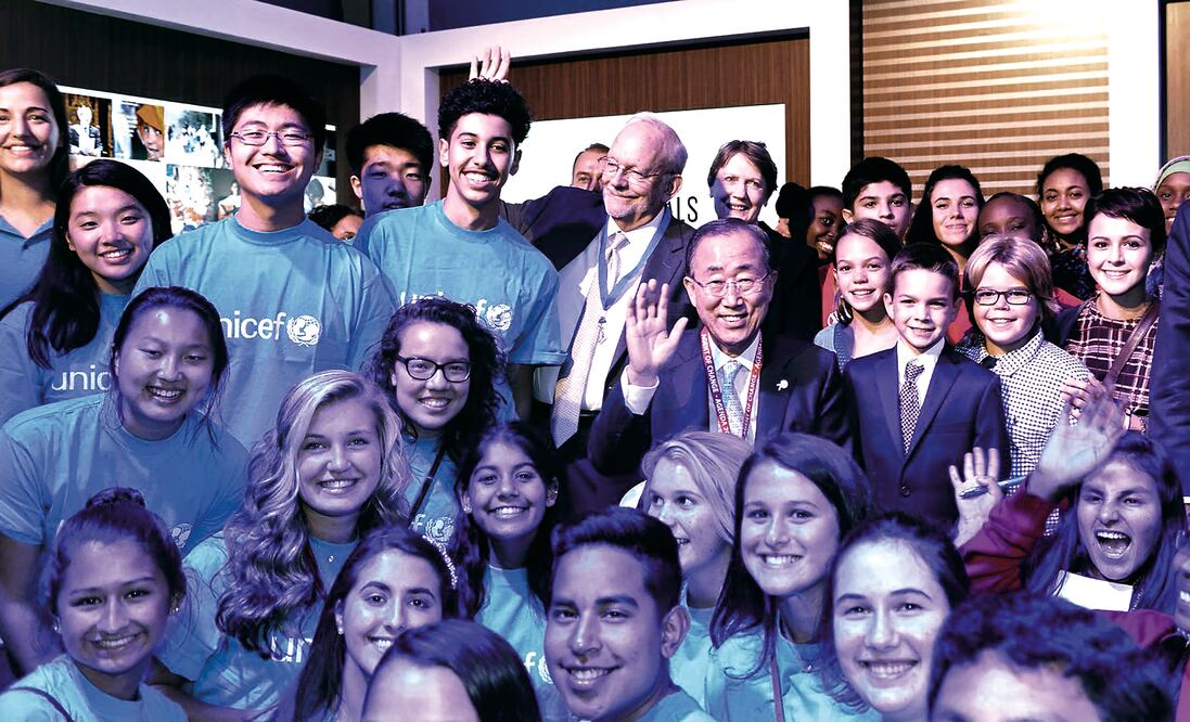 El director Ejecutivo de UNICEF, Anthony Lake, y el secretario general de la Organización de Naciones Unidas, Ban Ki Moon, durante la reunión con un grupo de jóvenes provenientes de 15 países (ESPECIAL)