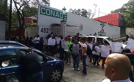 Atletas piden el pago de 10 meses de salario atrasado a la Conade