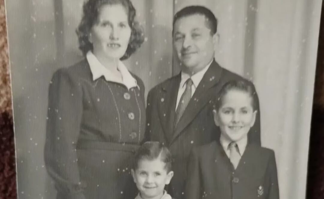 Un retrato familiar de José Tcherkaski, de 1949. "En la foto, mi padre tenía 44 años. Mi madre, Berta, 39 años. Mi hermano Osvaldo 11 y yo 6 años", dice José.
