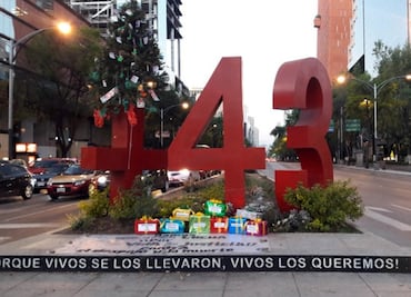 Reyes Magos dejan regalos en antimonumento a los 43