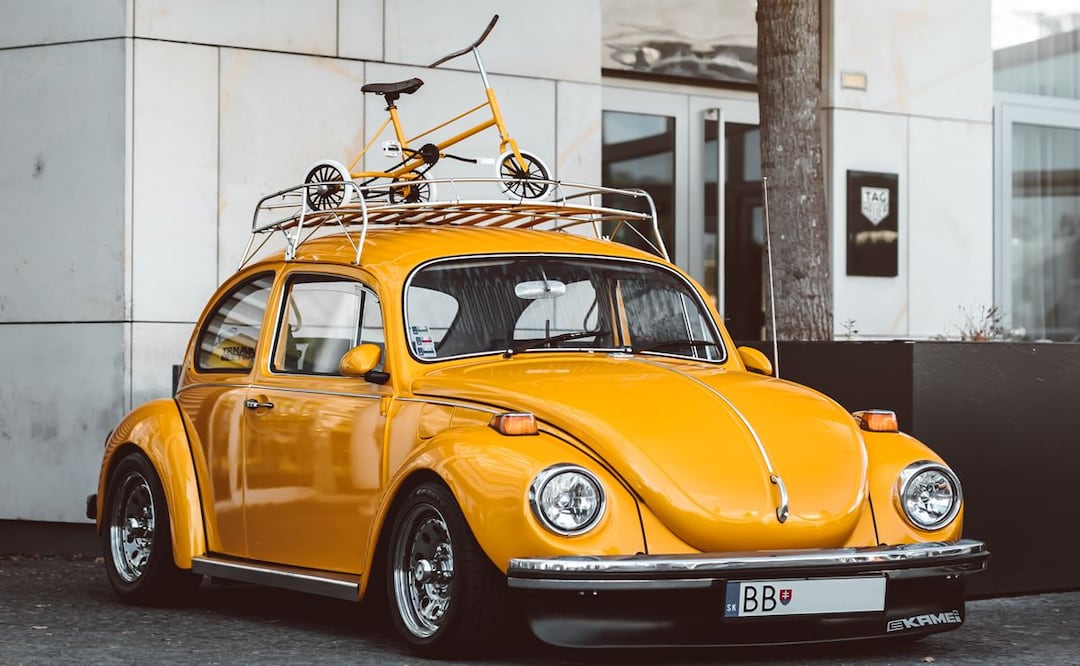 En la Ciudad de México puedes ser multado por llevar objetos en el techo de tu auto. Imagen: Unsplash