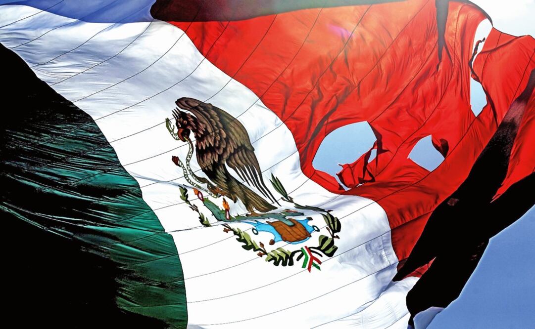 The Mexican Flaf was lowered as a sign of mourning – Photo: File Photo/EL GRÁFICO