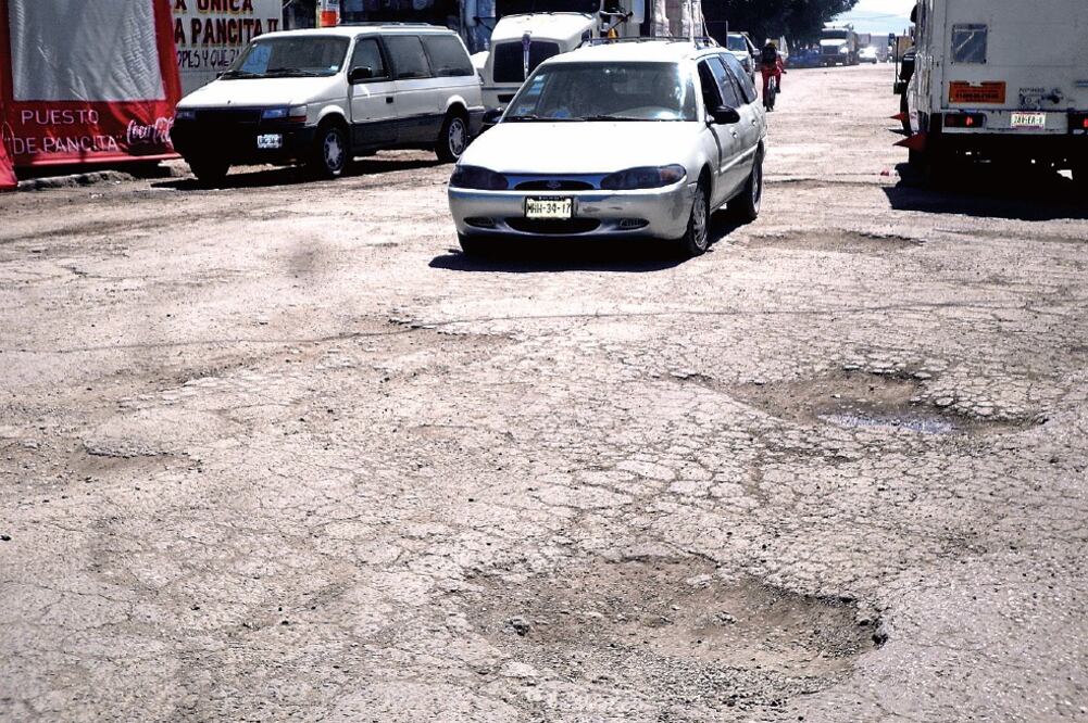 De acuerdo con taxistas de Cuautitlán Izcalli, las dos últimas administraciones municipales no dieron mantenimiento a las vialidades, por lo que están repletas de hoyos (JUAN MANUEL BARRERA. EL UNIVERSAL)