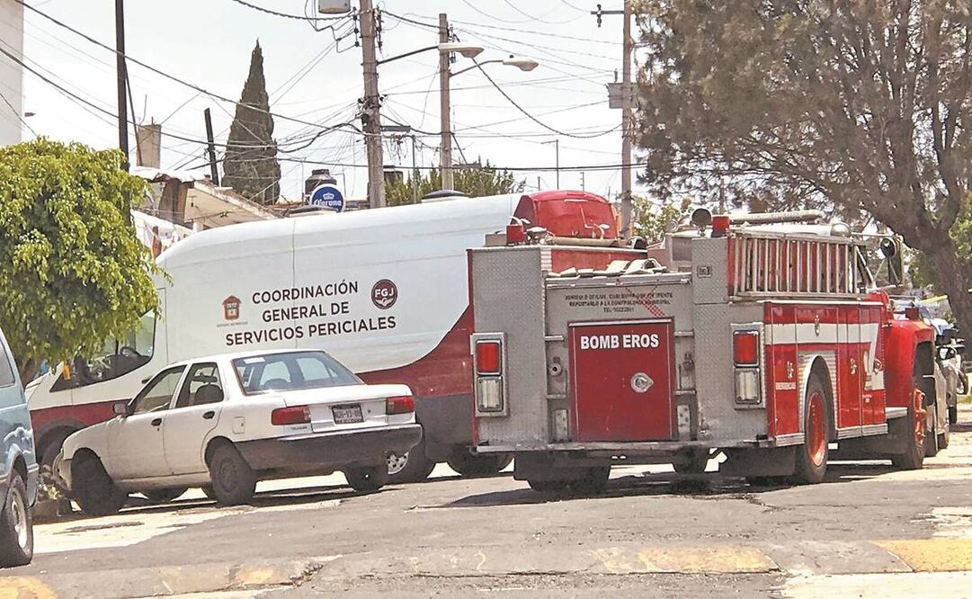 Bomberos de Atizapán se sumaron a los trabajos de excavación en la casa donde fue hallado el cuerpo de una mujer. Foto: Rebeca Jiménez. EL UNIVERSAL