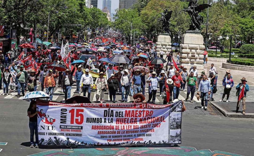 Miles de integrantes de la CNTE marcharon hacia el Zócalo durante la celebración del Día del Maestro, antes de realizar su asamblea este sábado. Foto: Gabriel Pano/EL UNVERSAL