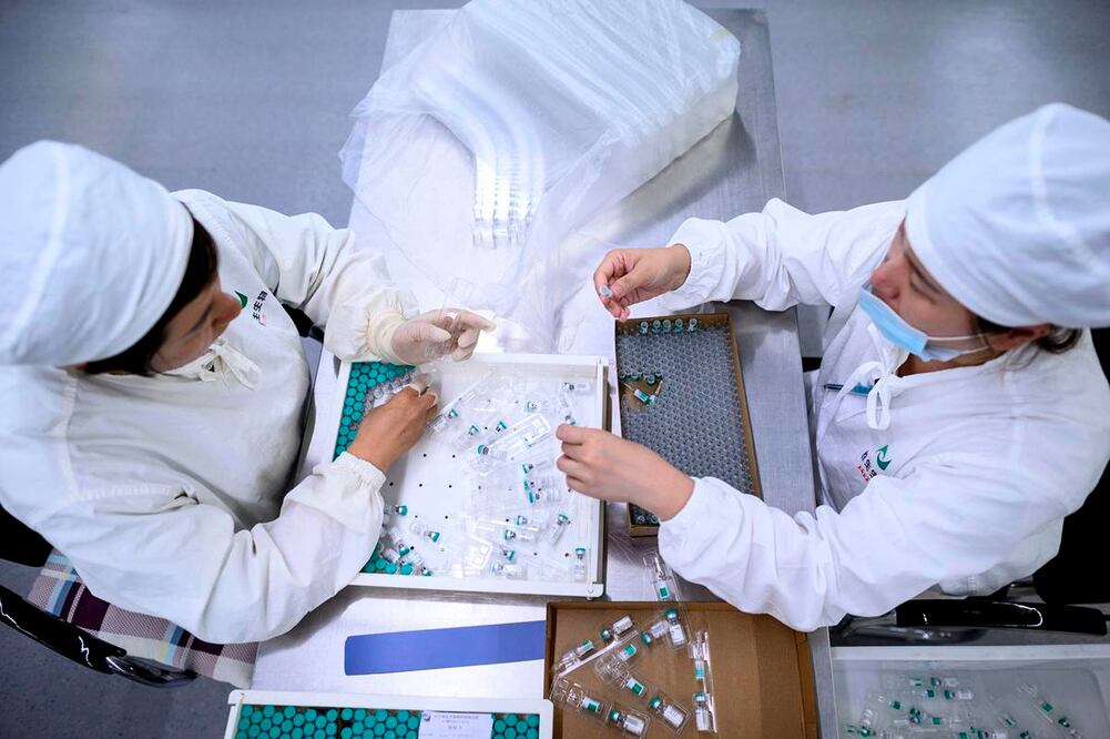 (Photo by NOEL CELIS / AFP) / TO GO WITH Health-virus-China-vaccines,FOCUS by Qian Ye and Matthew Knight