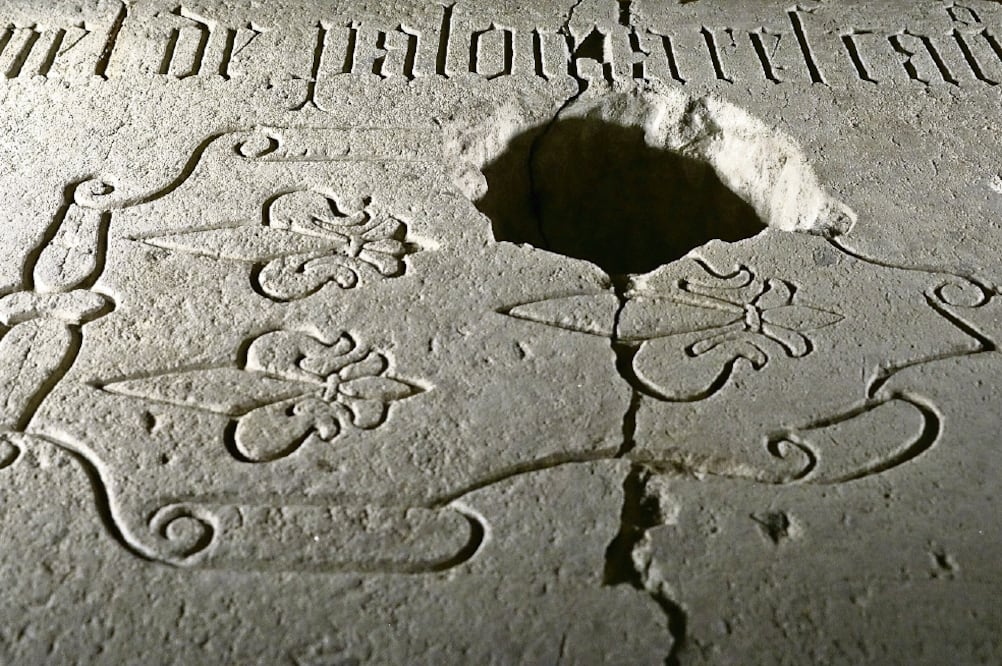 La lápida de Miguel de Palomares, integrante del primer cabildo eclesiástico de la Catedral de México, cuya identidad era desconocida hasta 2016. Foto: CORTESÍA INAH