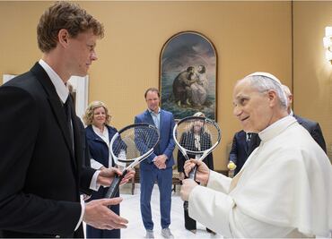 El Papa León XIV recibe en el Vaticano a Jannik Sinner; el número 1 del mundo bromeó con él y lo invitó a jugar