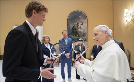 El Papa León XIV recibe en el Vaticano a Jannik Sinner; el número 1 del mundo bromeó con él y lo invitó a jugar