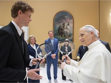 El Papa León XIV recibe en el Vaticano a Jannik Sinner; el número 1 del mundo bromeó con él y lo invitó a jugar