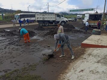 Alcaldía Tlalpan otorgará apoyos a afectados por inundaciones en Parres El Guarda; continúan labores de limpieza
