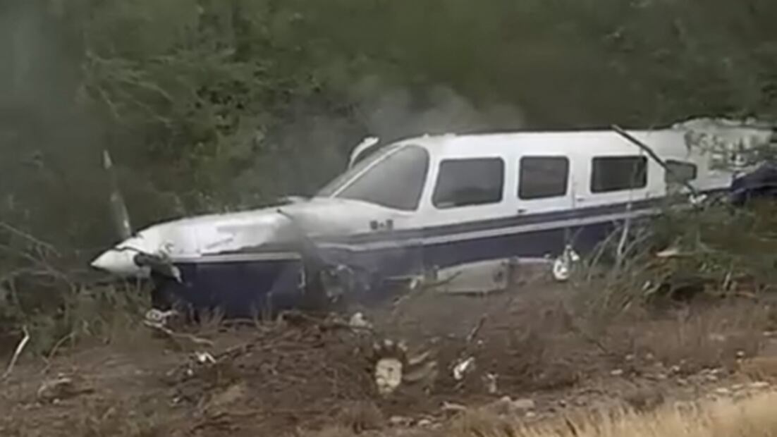 Se desploma avioneta en Carretera Federal 15 en Sonora; reportan ilesos a tripulantes