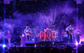 "¿Y todo para qué, todo para qué?"; Sheinbaum anuncia a Intocable para concierto en el Zócalo 