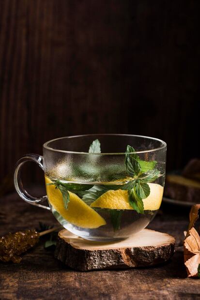 Explorando el té de romero con limón. Fuente: Freepik.