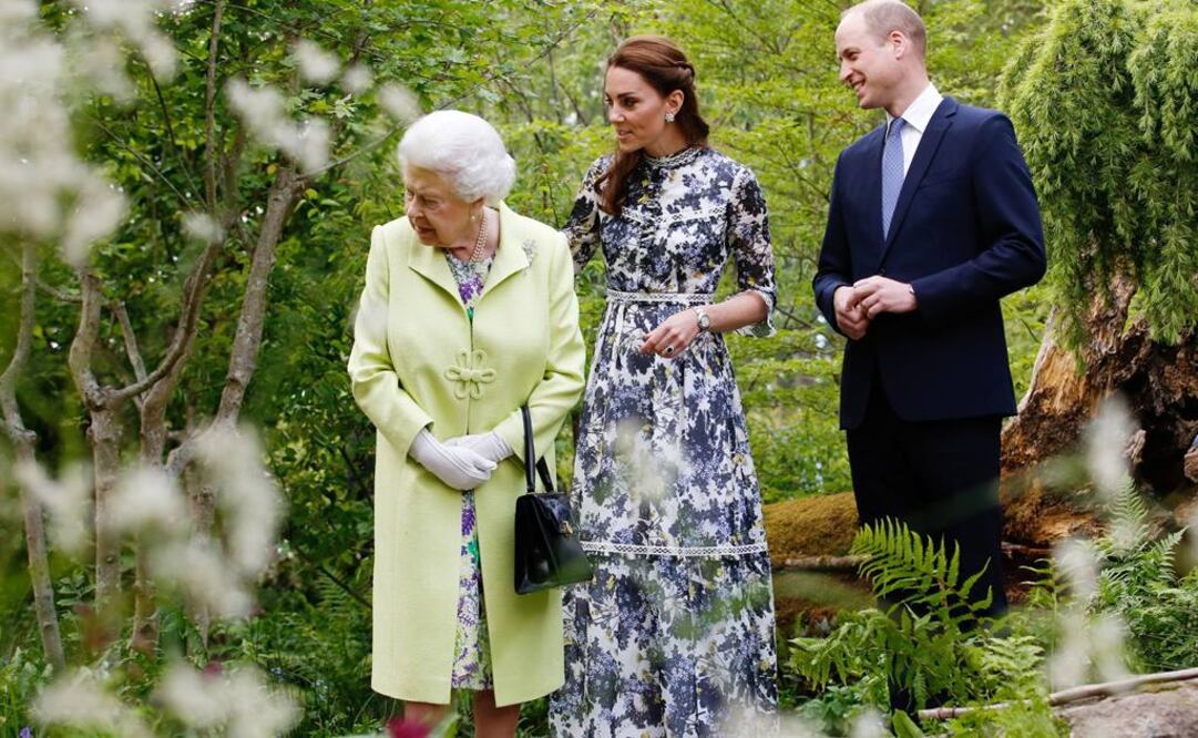 La reina Isabel I de Inglaterra y los duques de Cambridge, Guillermo y Catalina (Foto: Archivo / EFE)