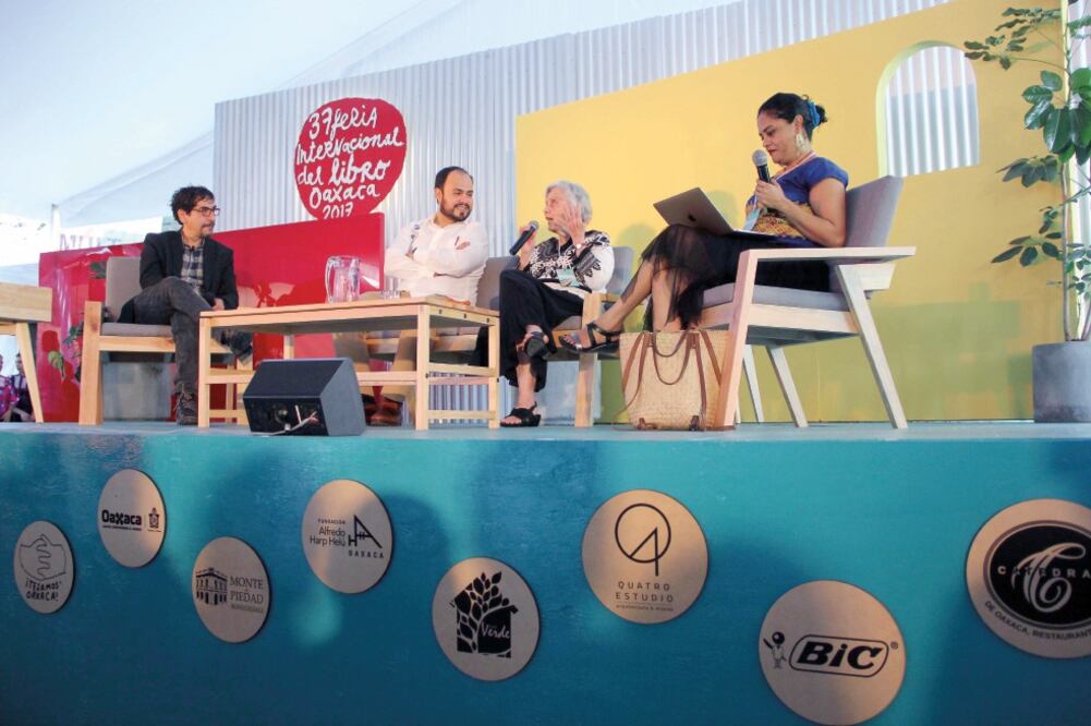 En el encuentro, Fabrizio Mejía Madrid, Guillermo Quijas, Elena Poniatowska y Natalia Toledo (CORTESÍA FERIA INTERNACIONAL DEL LIBRO DE OAXACA)