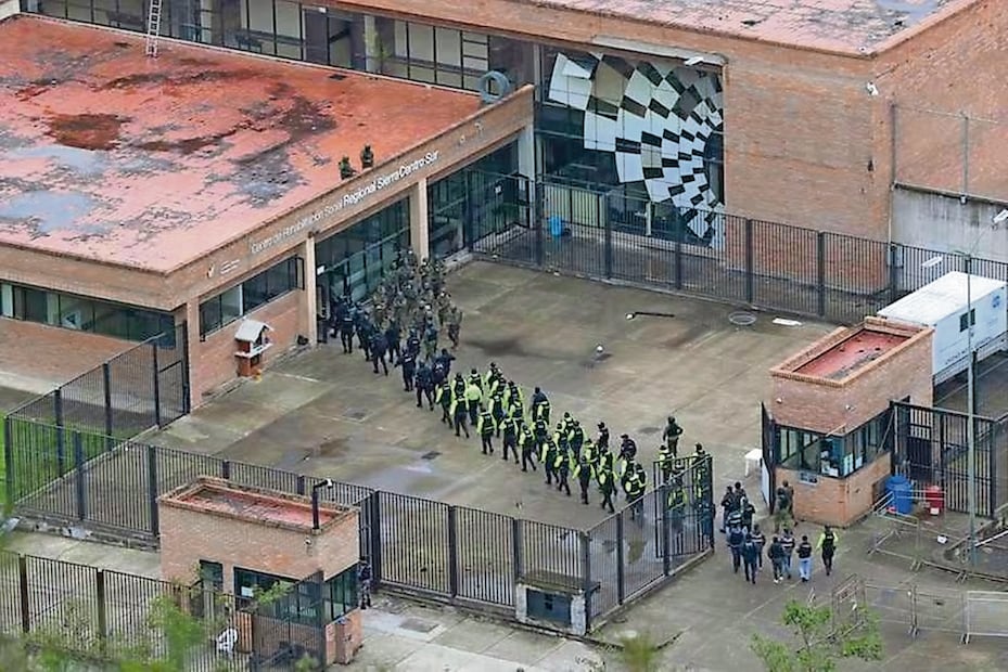 Soldados, al entrar en la cárcel en Turi, Ecuador, en enero pasado. Militares y policías intervinieron en varias prisiones del país
sudamericano en busca de armas, municiones, explosivos y para restablecer el orden. Foto: AP