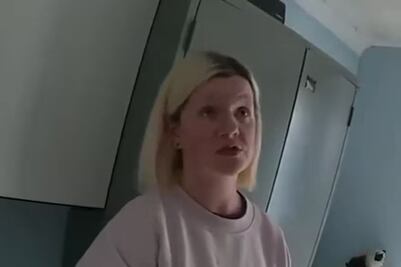 Asesinó a sus padres y vivió años con los cadáveres: el caso que estremece a Reino Unido