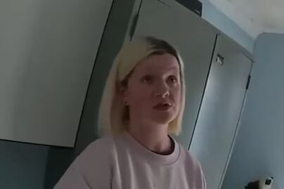 Asesinó a sus padres y vivió años con los cadáveres: el caso que estremece a Reino Unido