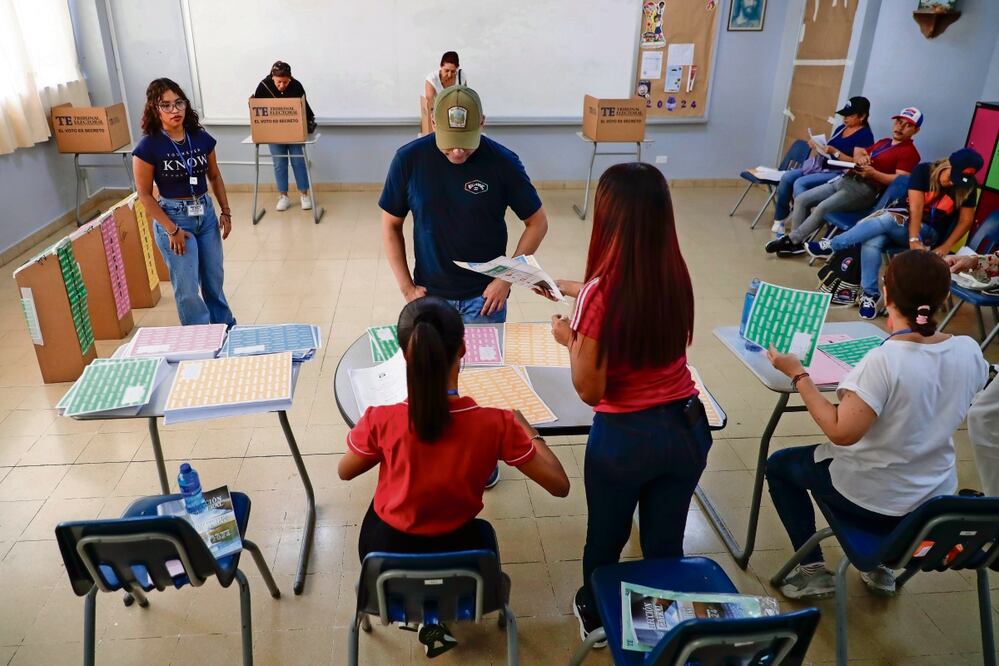 Panameños votan en las elecciones presidenciales de ayer domingo, en Ciudad de Panamá. La OEA destacó la gran afluencia en la jornada. Foto: Bienvenido Velasco / EFE