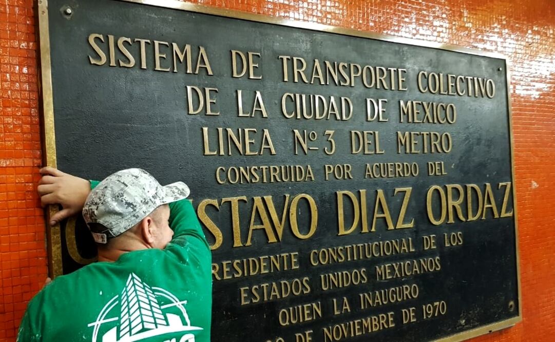 Throughout the day yesterday, the subway staff removed plaques from the subway stations of Pino Suárez, Balderas, Insurgentes, Zócalo, and Hidalgo - Photo: File photo/EL UNIVERSAL